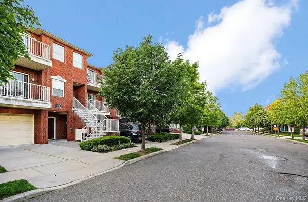 306 Weatherly Place #107, College Point, NY 11356