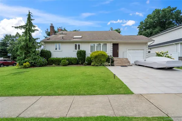 33 Shelter Hill Road, Plainview, NY 11803