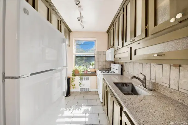 25-40 Union Street #3F, Flushing, NY 11354