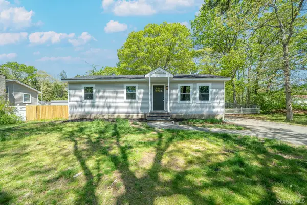 23 Wheat Path Road W, Mount Sinai, NY 11766