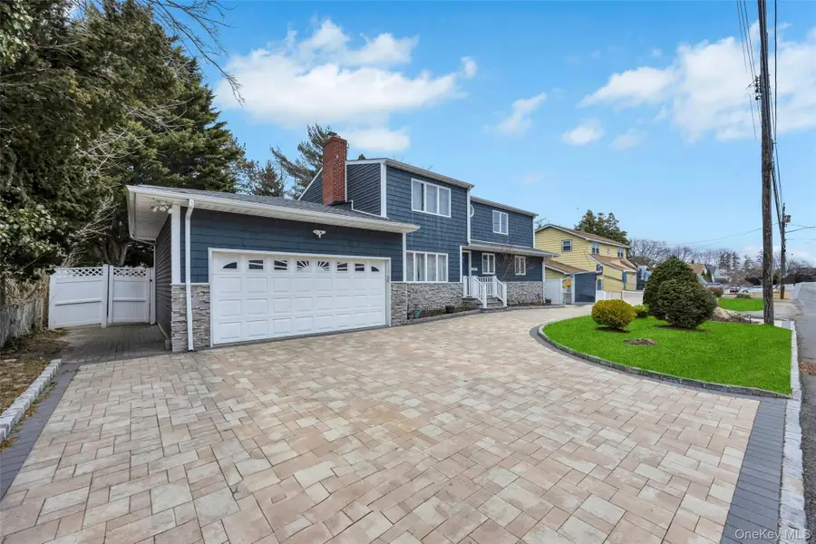 534 S Greene Avenue, Lindenhurst, NY 11757 - Image #3