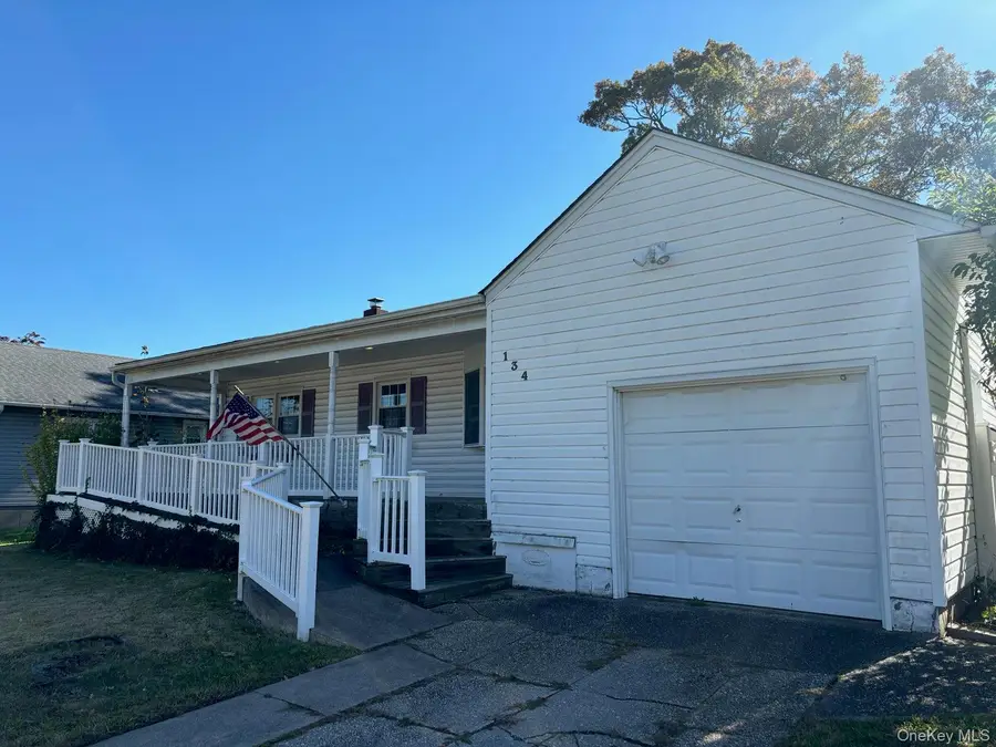 134 Veronica Lane, North Babylon, NY 11703 - Image #2