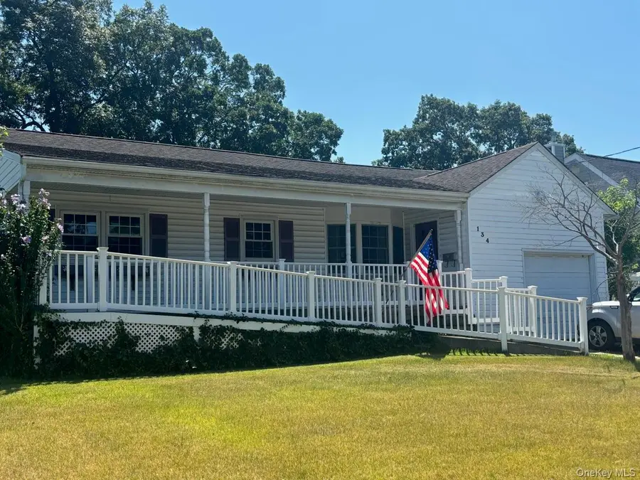 134 Veronica Lane, North Babylon, NY 11703 - Image #3