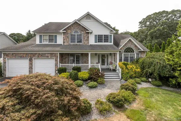 6 Rolling Wood Court, Hauppauge, NY 11788