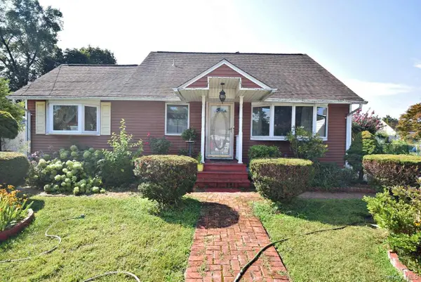 14 E Walnut Street, Central Islip, NY 11722