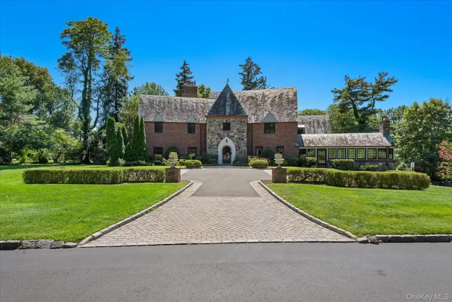 32 Wildwood Drive, Great Neck, NY 11024 - Image #3