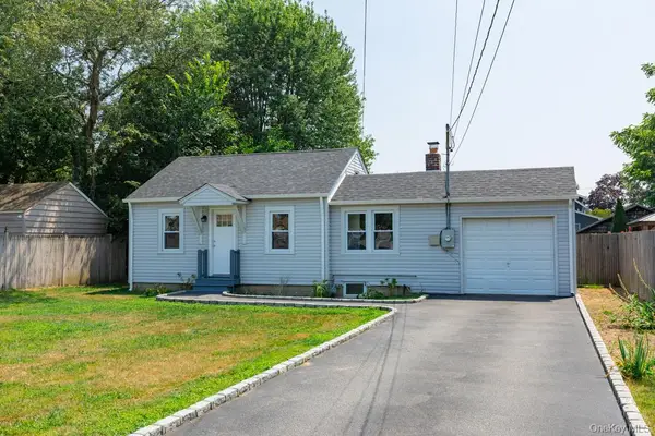 80 Kensington Court, Copiague, NY 11726