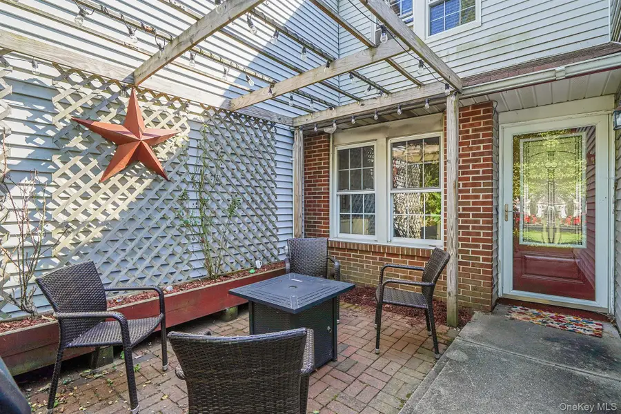 4 Georgian Court, Coram, NY 11727 - Image #2