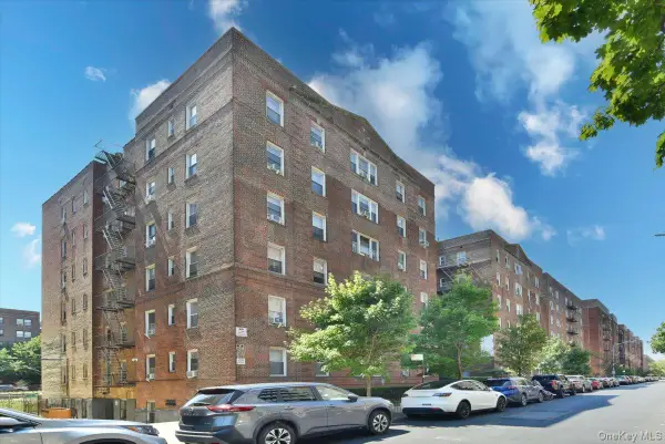 6574 Saunders Street #3H, Rego Park, NY 11374