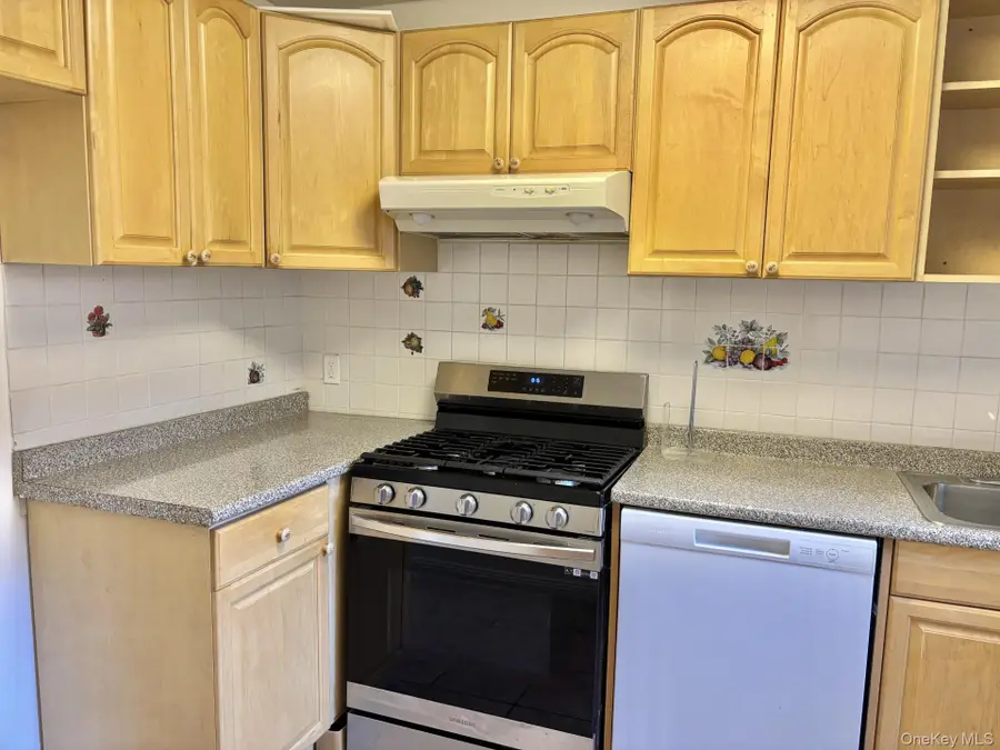 3 Edwards Street #1G, Roslyn Heights, NY 11577 - #2