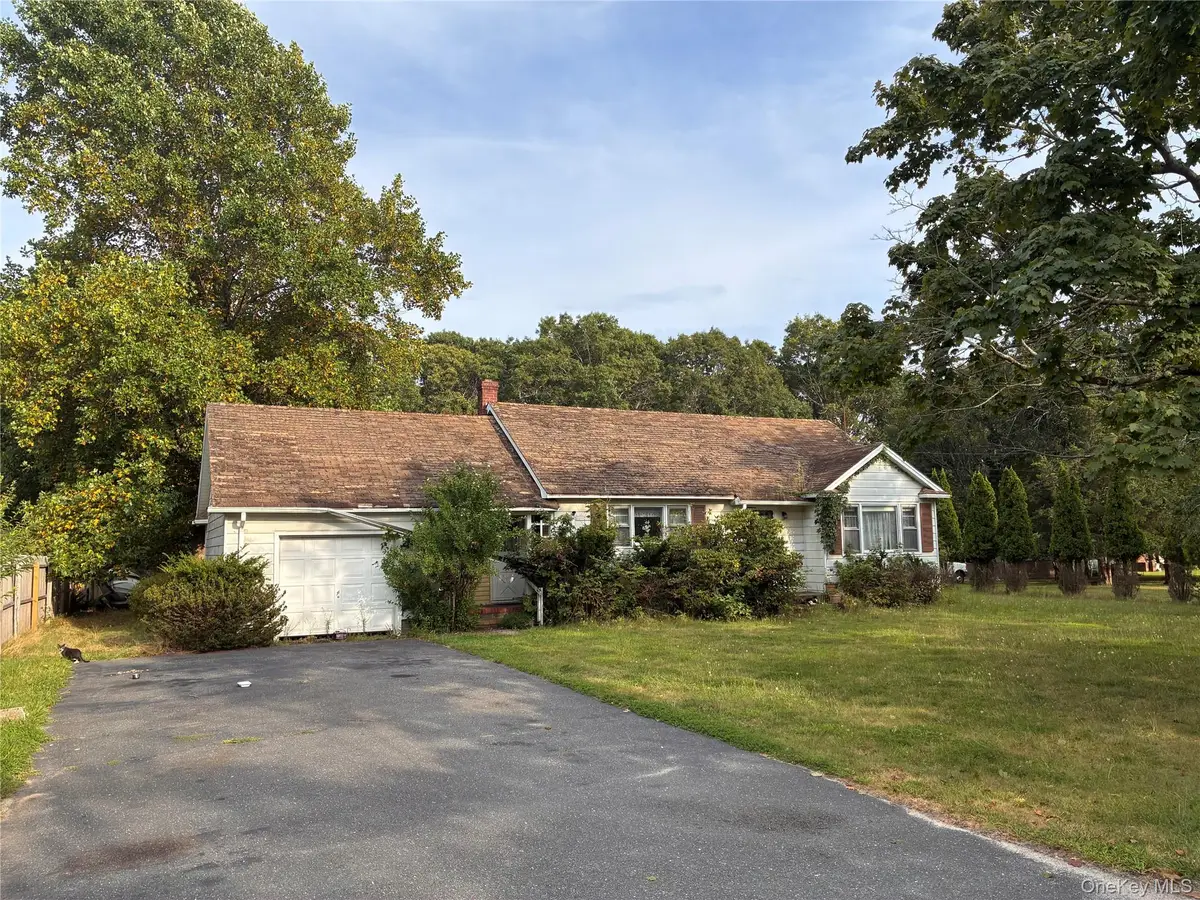 16 Nidzyn Avenue, Remsenburg, NY 11960 - Image #1