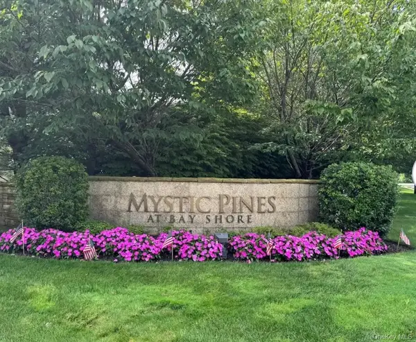 19 Virginia Pine Lane, Bay Shore, NY 11706