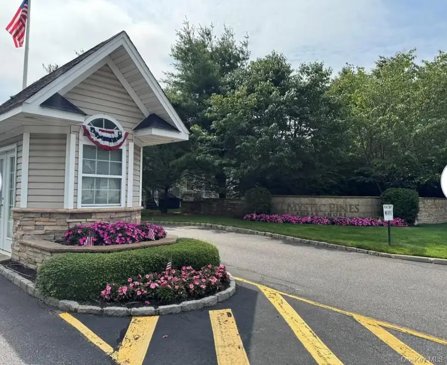 19 Virginia Pine Lane, Bay Shore, NY 11706 - Image #2