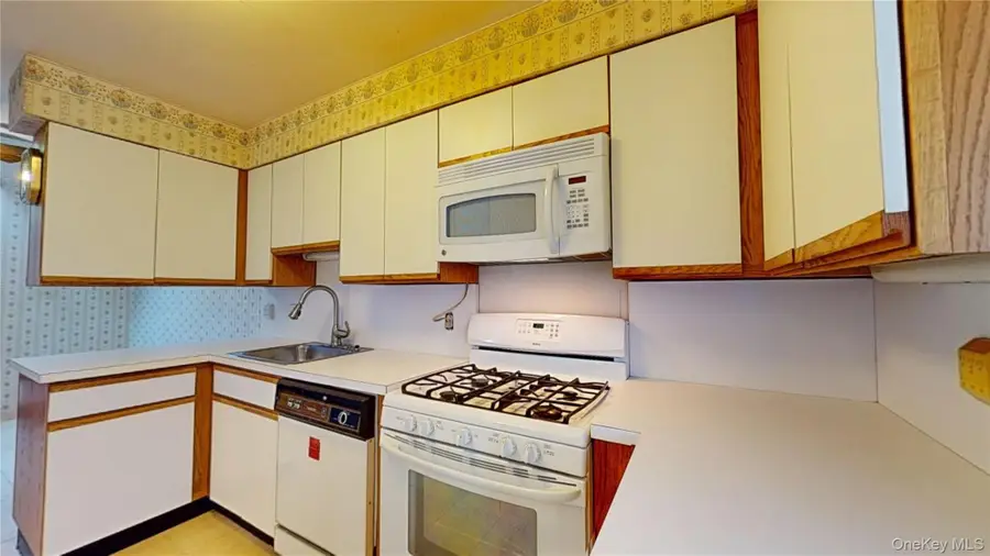 414 Pine Grove Lane, Hartsdale, NY 10530 - Image #3