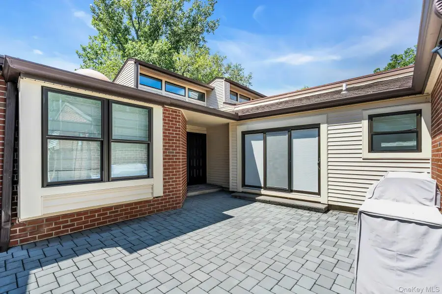 211 Hornbill Drive, Manhasset, NY 11030 - Image #3