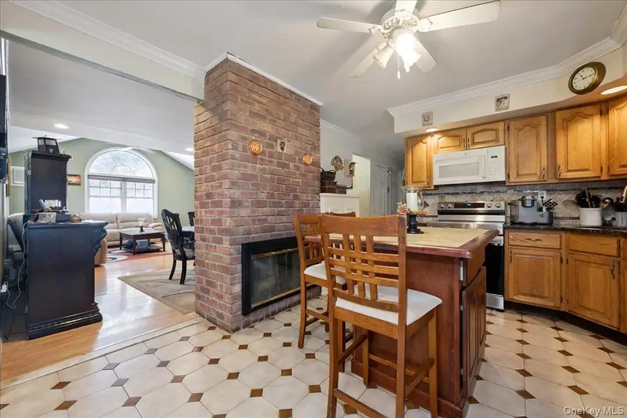 181 Springtime Lane N, Levittown, NY 11756 - Image #3