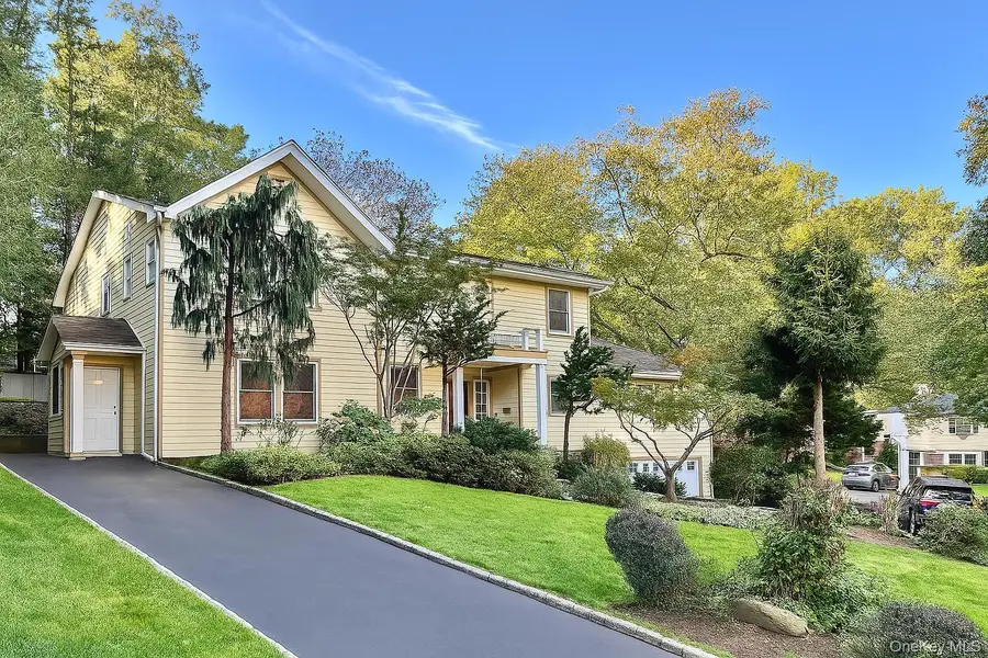 8 Briarfield Drive, Great Neck, NY 11020 - Image #2