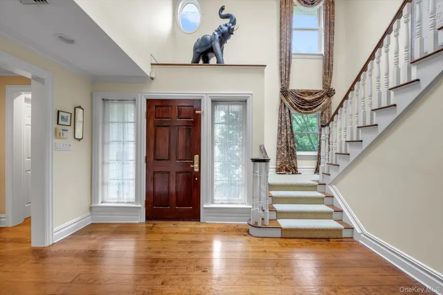 8 Briarfield Drive, Great Neck, NY 11020 - Image #3