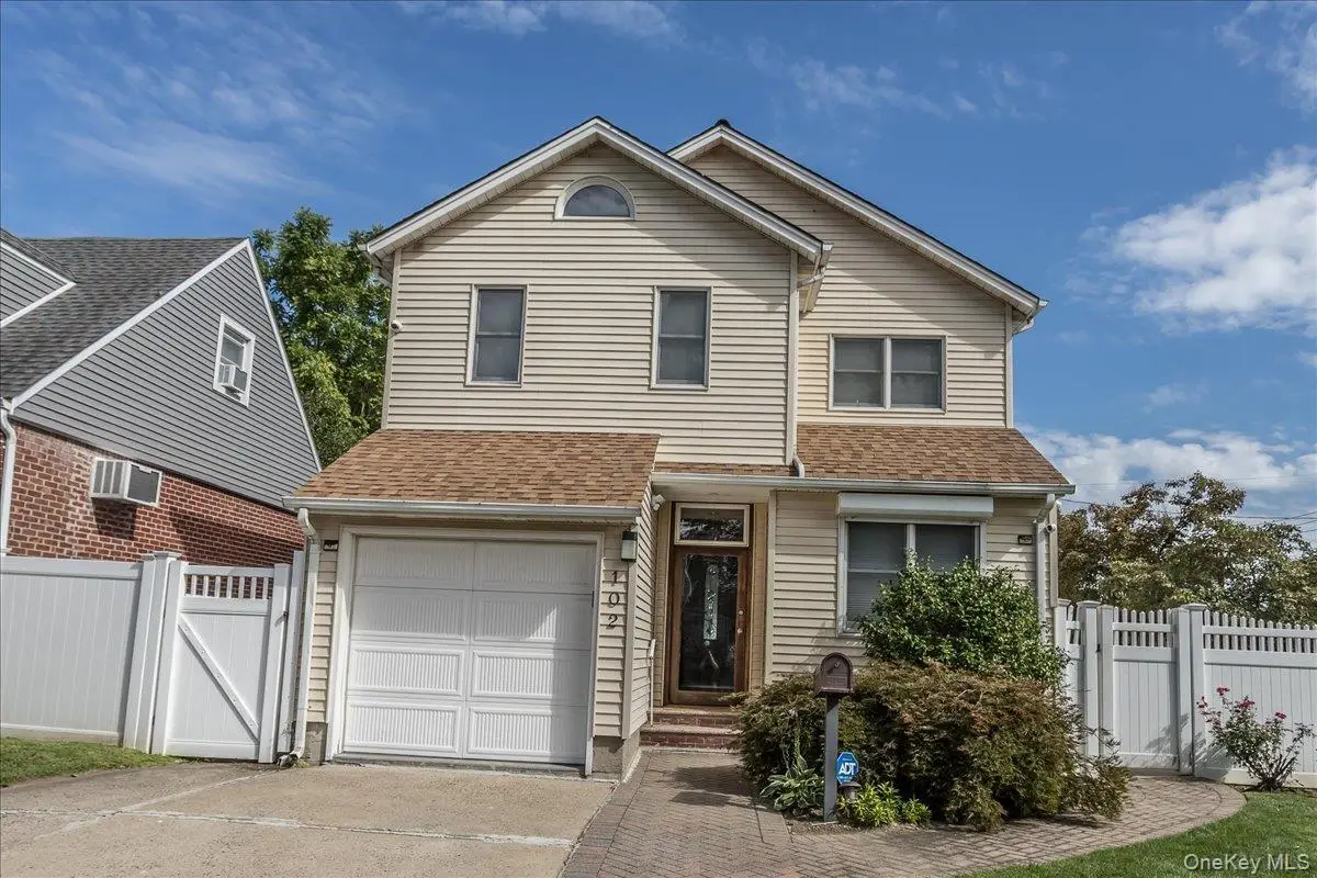 102 Vale Court, New Hyde Park, NY 11040 - Image #1
