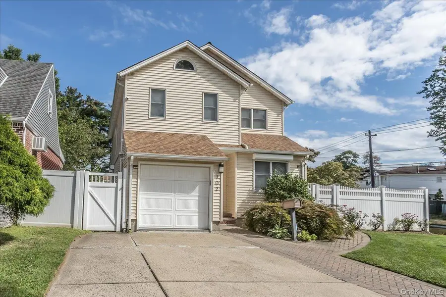 102 Vale Court, New Hyde Park, NY 11040 - Image #2