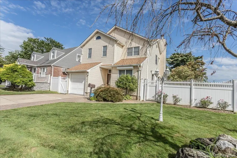 102 Vale Court, New Hyde Park, NY 11040 - Image #3