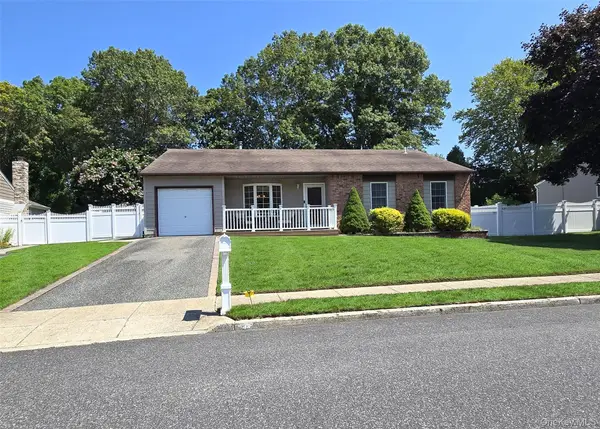 89 Live Oak Drive, Holbrook, NY 11741