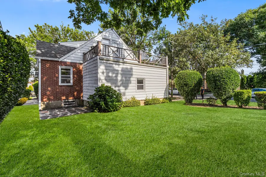 19 Dallas Avenue, New Hyde Park, NY 11040 - Image #3