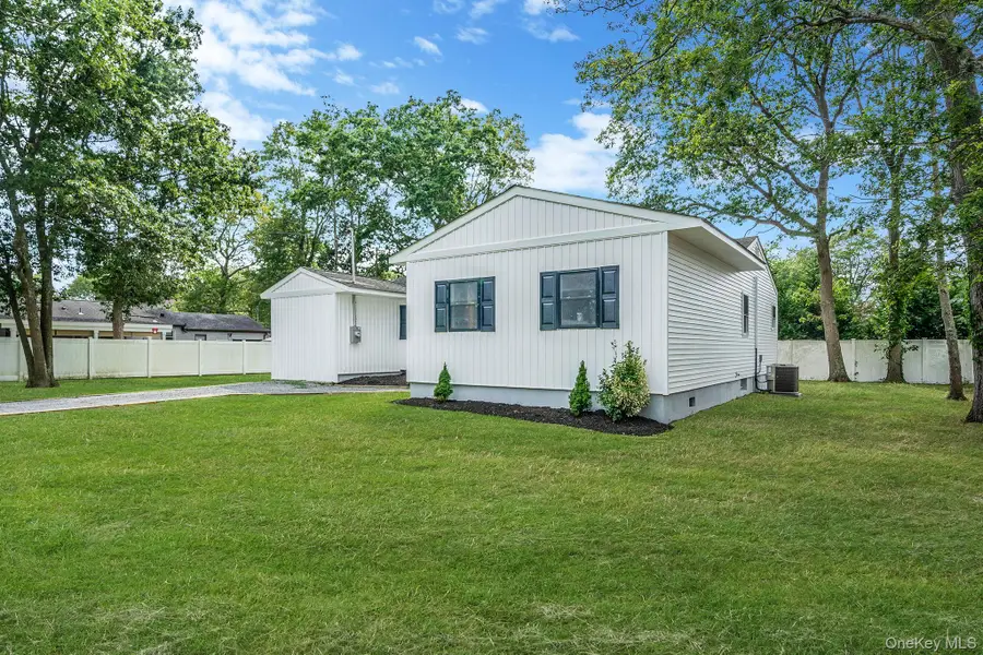 220 Peekskill Avenue, Medford, NY 11763 - Image #2