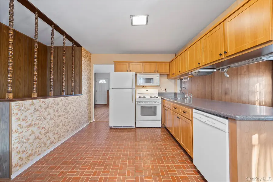 696 Bohemia Parkway, Sayville, NY 11782 - Image #3