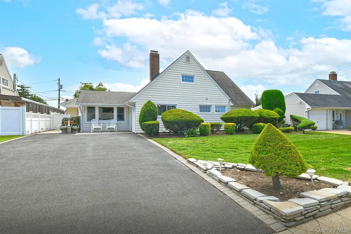 6 Serpentine Lane, Levittown, NY 11756 - Image #1