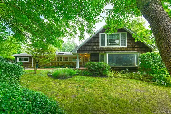 21 W Mall Drive, Huntington, NY 11743