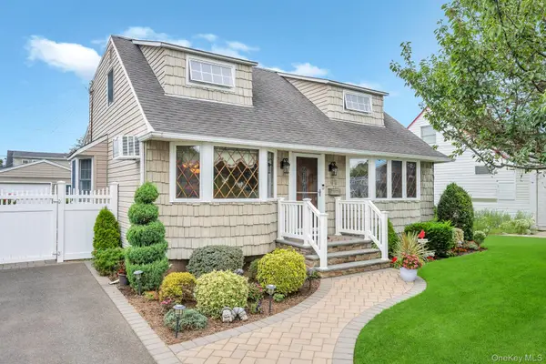 62 Vincent Road, Hicksville, NY 11801