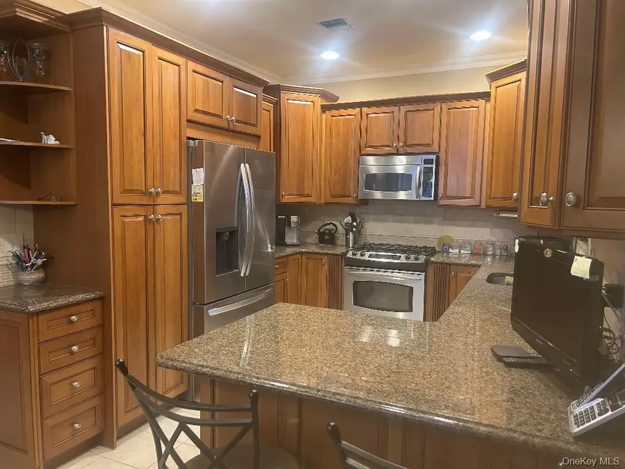 423 Florencia Place, Melville, NY 11747 - Image #3