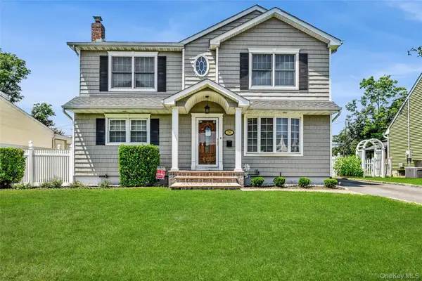 294 Swansdowne Drive, Seaford, NY 11783