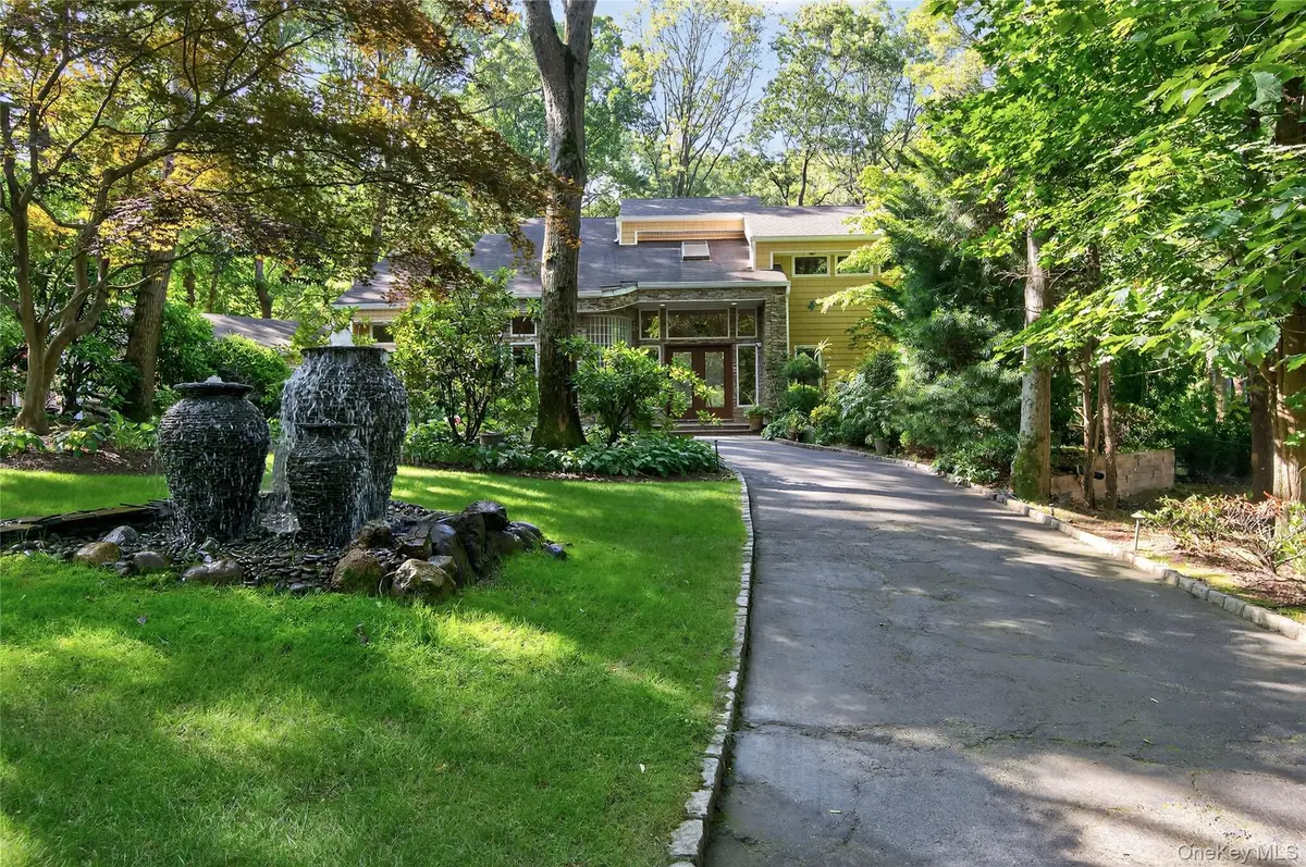 18 Roundtree Drive, Melville, NY 11747 - Image #1