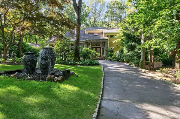 18 Roundtree Drive, Melville, NY 11747