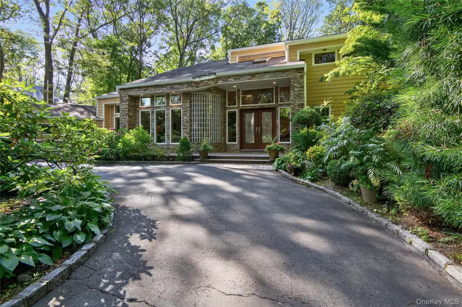 18 Roundtree Drive, Melville, NY 11747 - Image #2