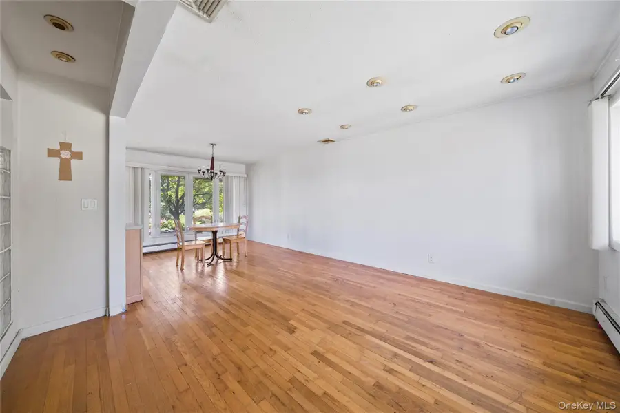 2986 Valley Road, Wantagh, NY 11793 - Image #3