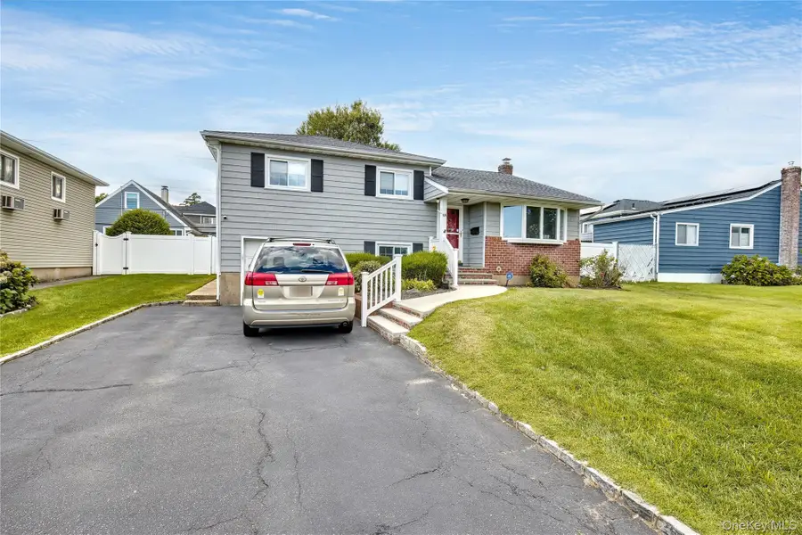 106 Cornell Lane, Hicksville, NY 11801 - Image #2