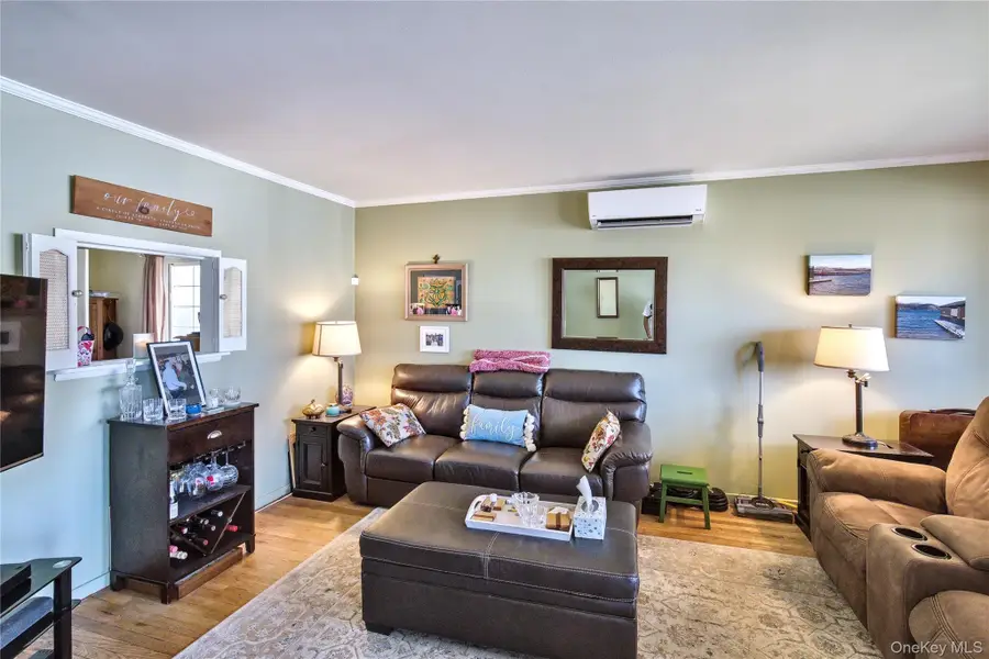 106 Cornell Lane, Hicksville, NY 11801 - Image #3