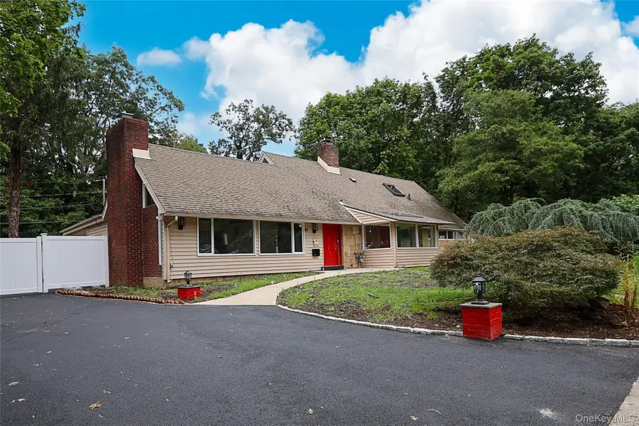 81 Carriage Lane, Roslyn Heights, NY 11577 - Image #3