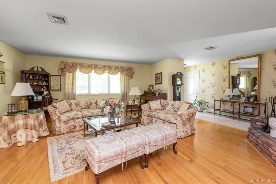 41 Villanova Lane, Dix Hills, NY 11746 - Image #2