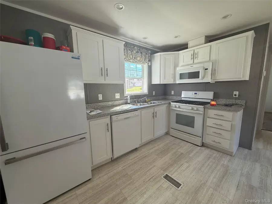 412 Sandgate Drive, New Windsor, NY 12553 - Image #3