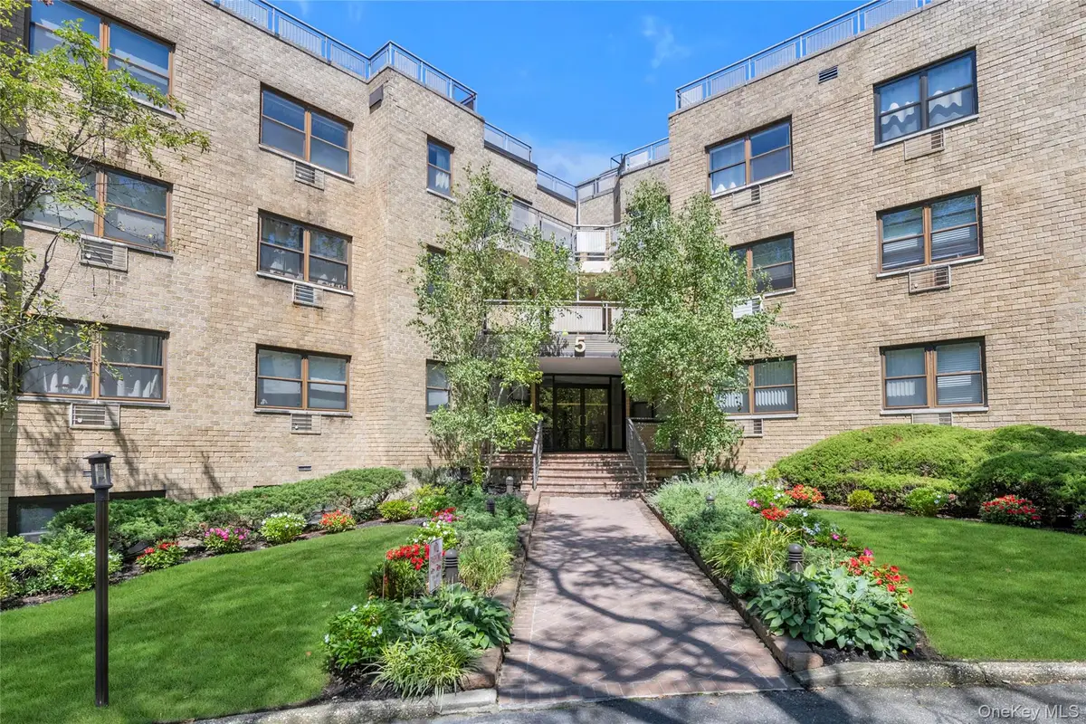 5 Schenck Avenue #3K, Great Neck, NY 11021 - Image #1