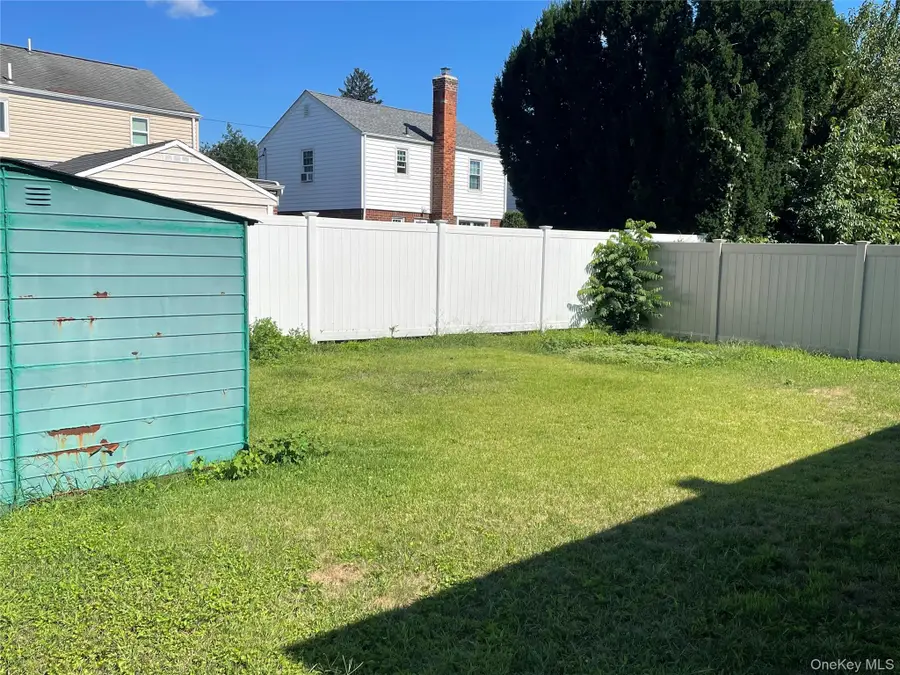 424 Andrews Road, Mineola, NY 11501 - Image #3