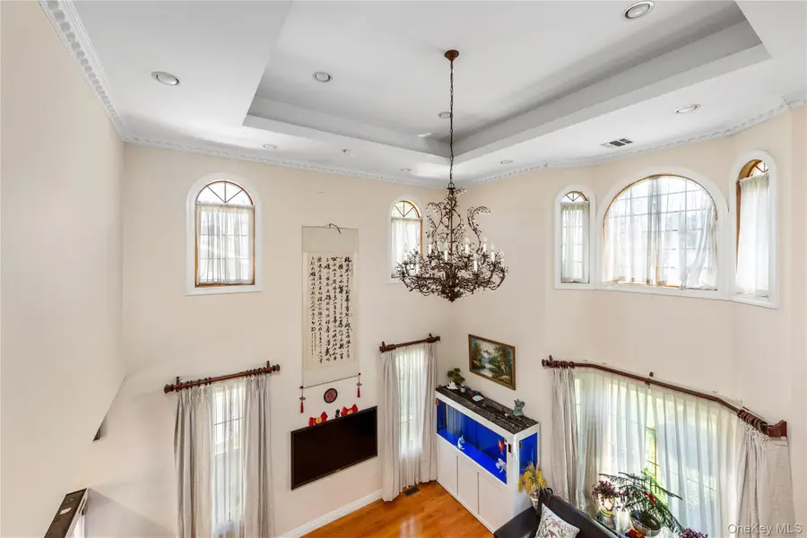 11 Manor Avenue, Roslyn Heights, NY 11577 - Image #2