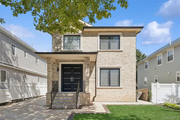 81-25 265th Street, Glen Oaks, NY 11004