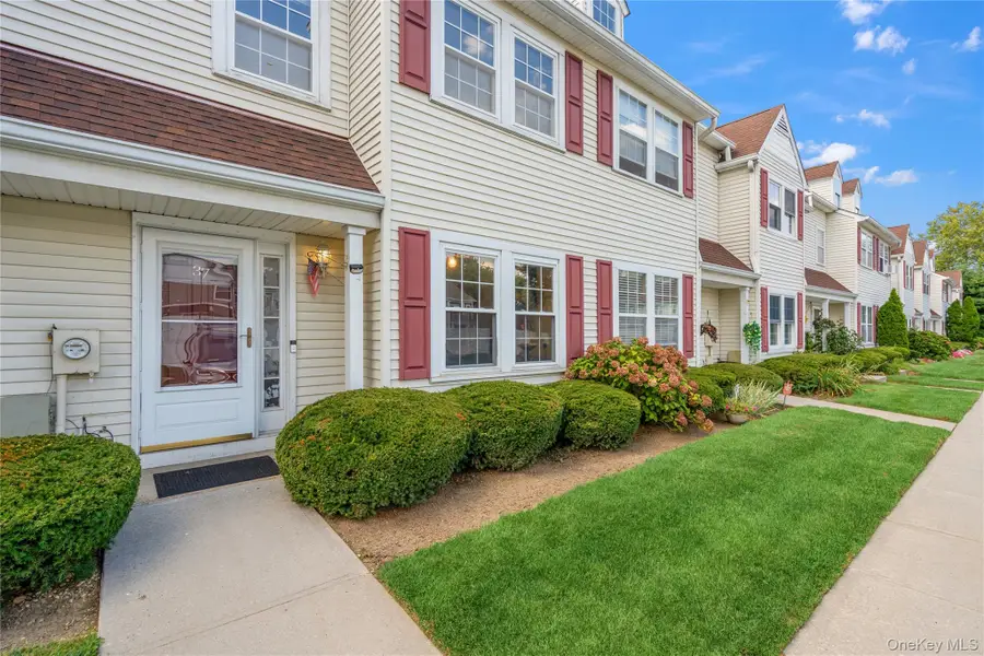 37 Stratford Green, Farmingdale, NY 11735 - Image #2