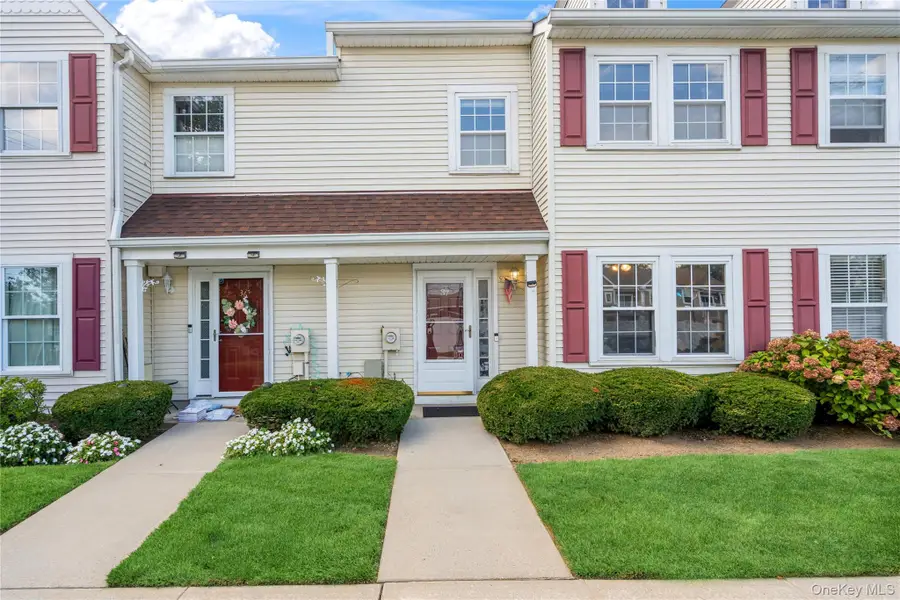 37 Stratford Green, Farmingdale, NY 11735 - Image #3