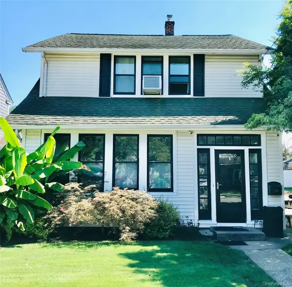 154 Elmwood St, Westbury, NY 11590